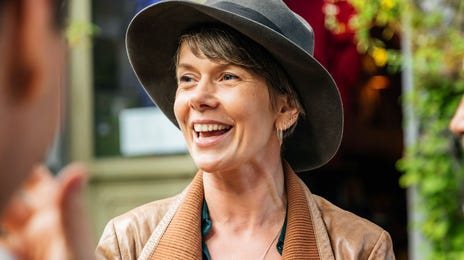 Mujer practicando el idioma urdo