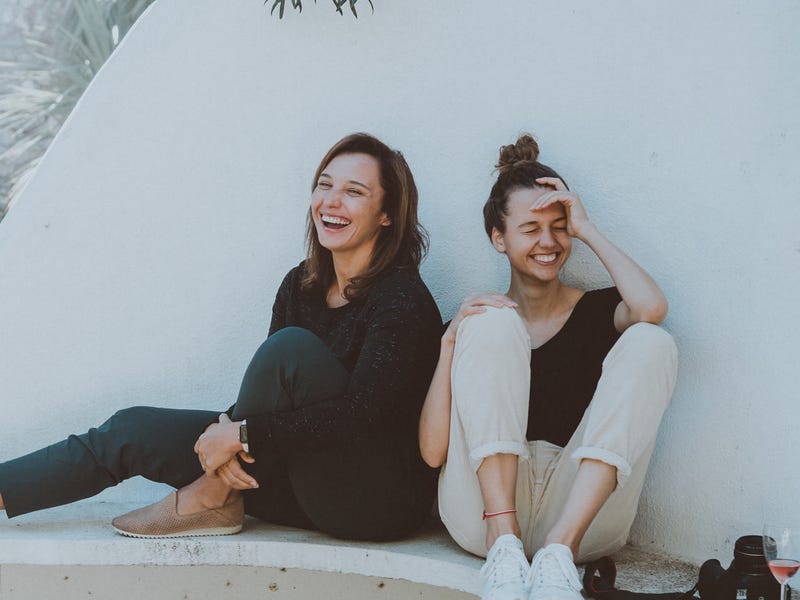 Dos mujeres practicando los pronombres en francés