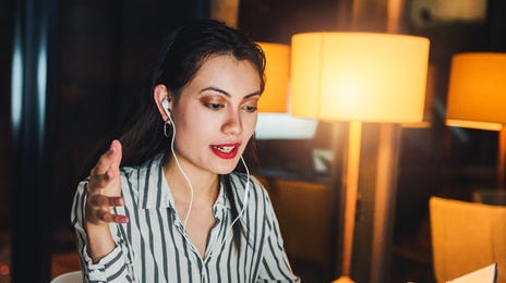 Mujer aprendiendo el idioma checo
