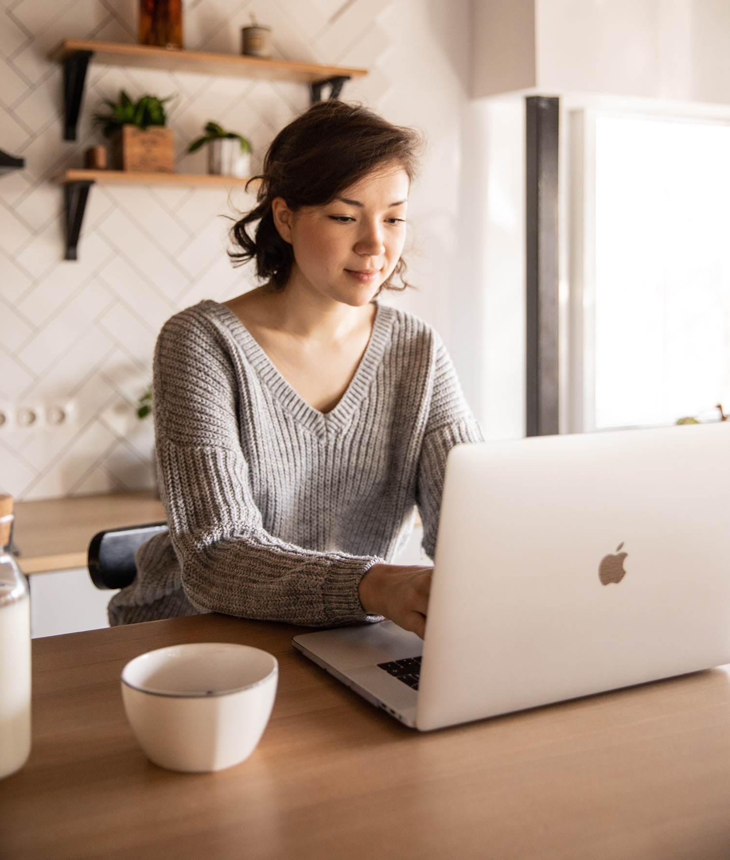 Mujer aprendiendo inglés rápido con Berlitz