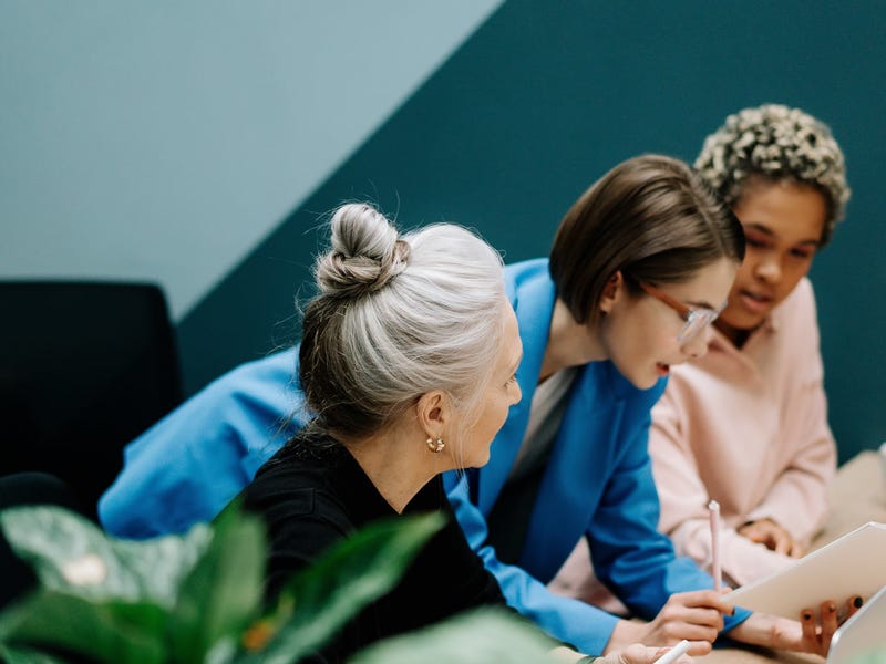 Personas estudiando los imperativos en inglés