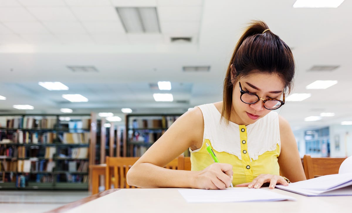 Mujer escribiendo aprende holandés