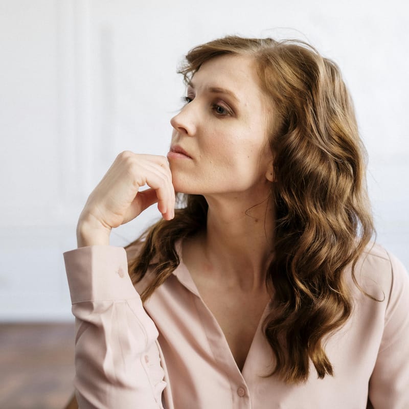 Mujer intentando pensar en inglés.