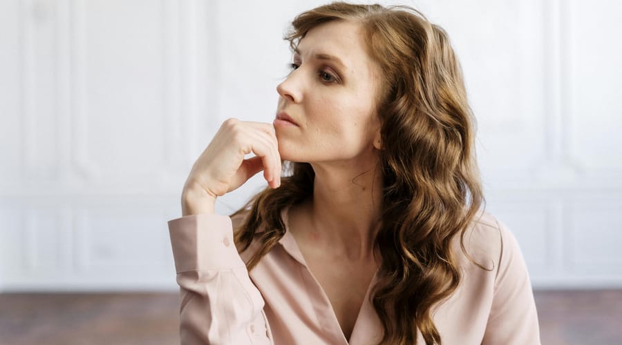 Mujer intentando pensar en inglés.