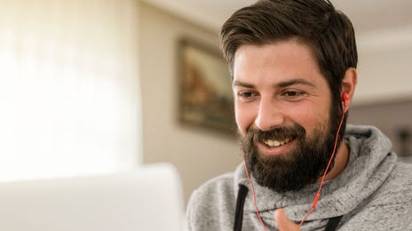 Hombre estudiando el idioma búlgaro online