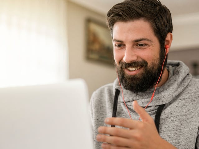 Hombre estudiando el idioma búlgaro online