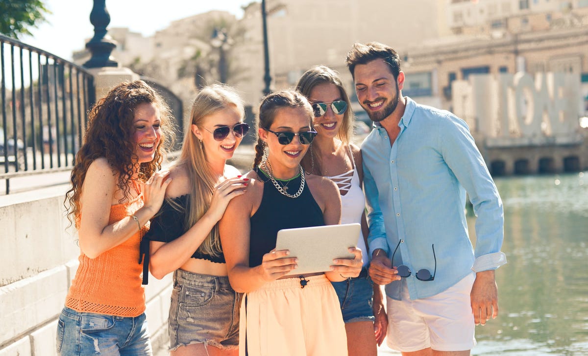 Personas viendo vídeos en inglés y otros idiomas