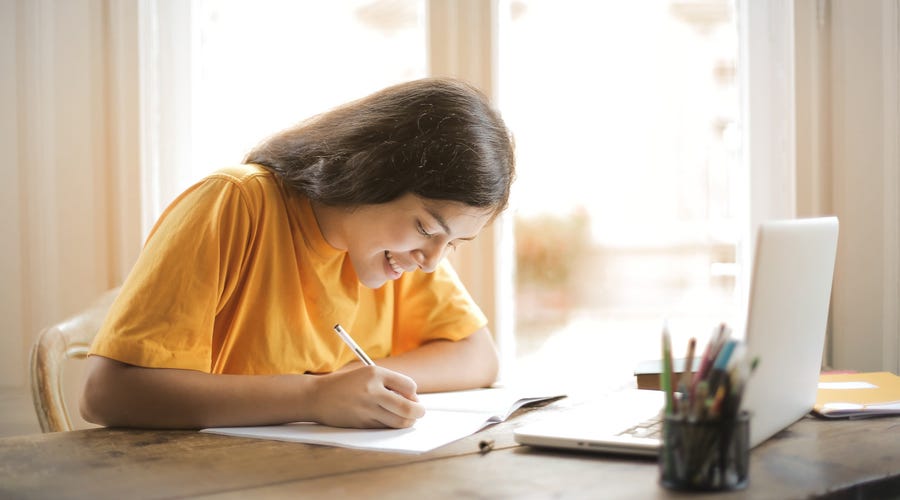 Mujer estudiando los verbos transitivos e intransitivos