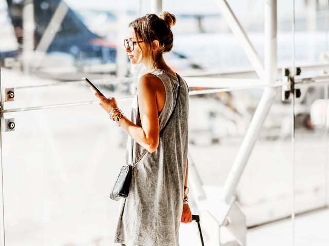 jóven en el aeropuerto