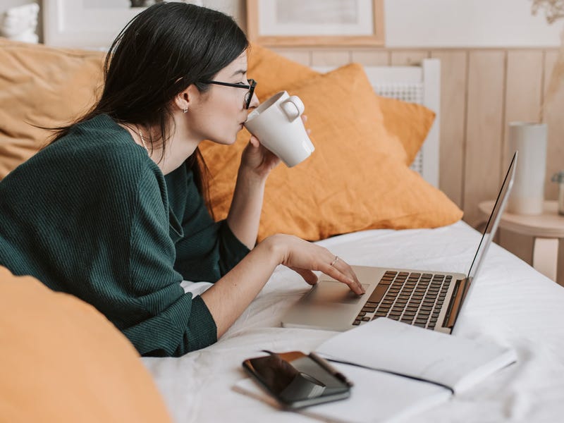 Mujer estudiando los adverbios de frecuencia en inglés