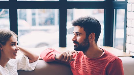 Mujer escuchando aprende italiano