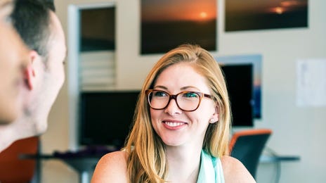 Mujer aprendiendo el idioma letón online