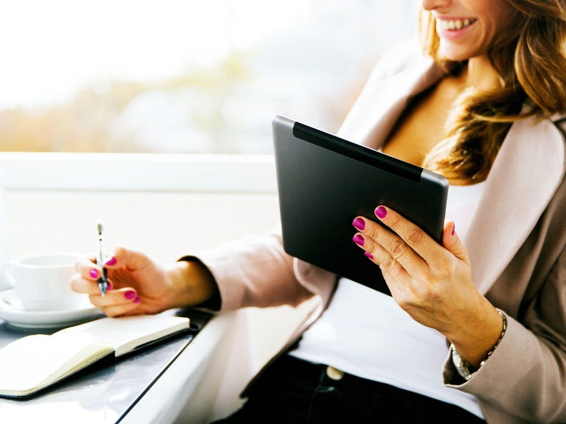 Una mujer escribiendo notas