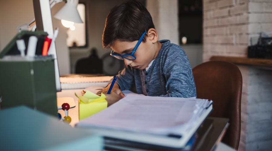 Niño aprendiendo un nuevo idioma desde casa