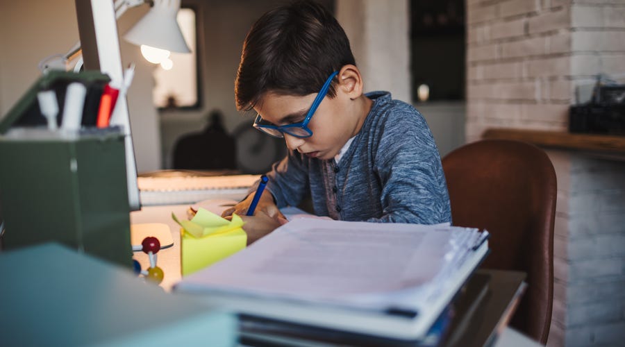 Niño aprendiendo las habilidades del siglo XXI