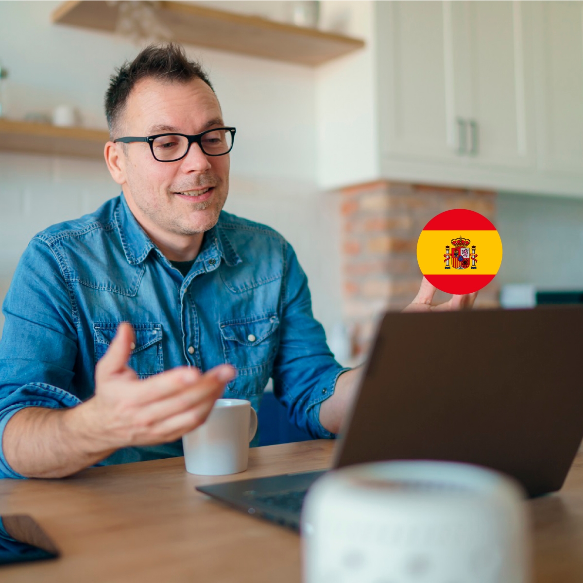 Hombre hablando de las cards Promo Flex