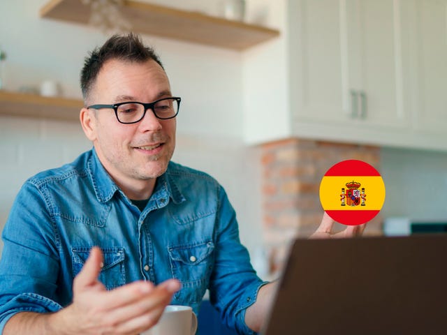 Hombre hablando de las cards Promo Flex