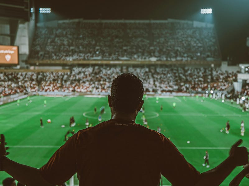 Aficionado, aprende cómo se dice fútbol en inglés y practica sus frases con sus amigos.