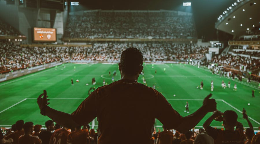 Aficionado, aprende cómo se dice fútbol en inglés y practica sus frases con sus amigos.