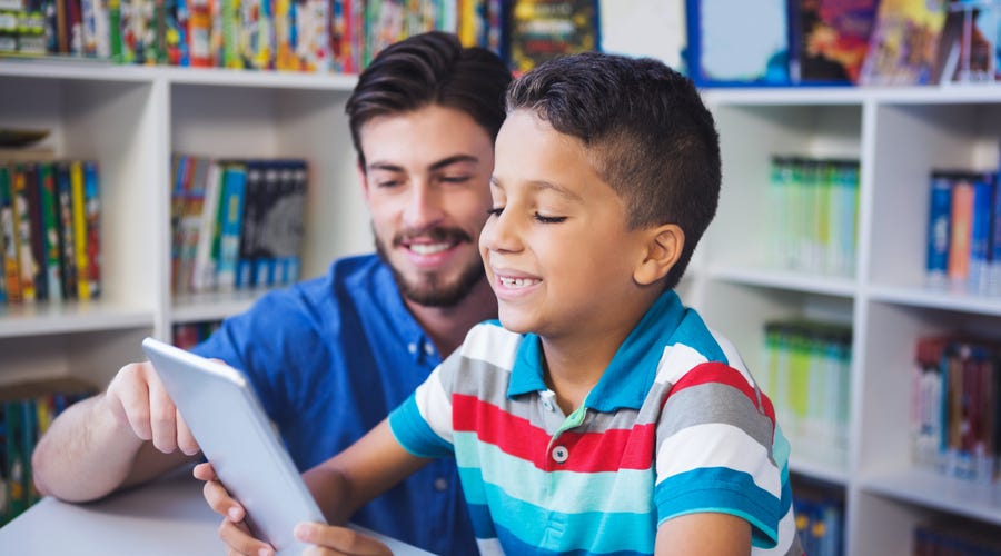Niño leyendo sobre el día del padre
