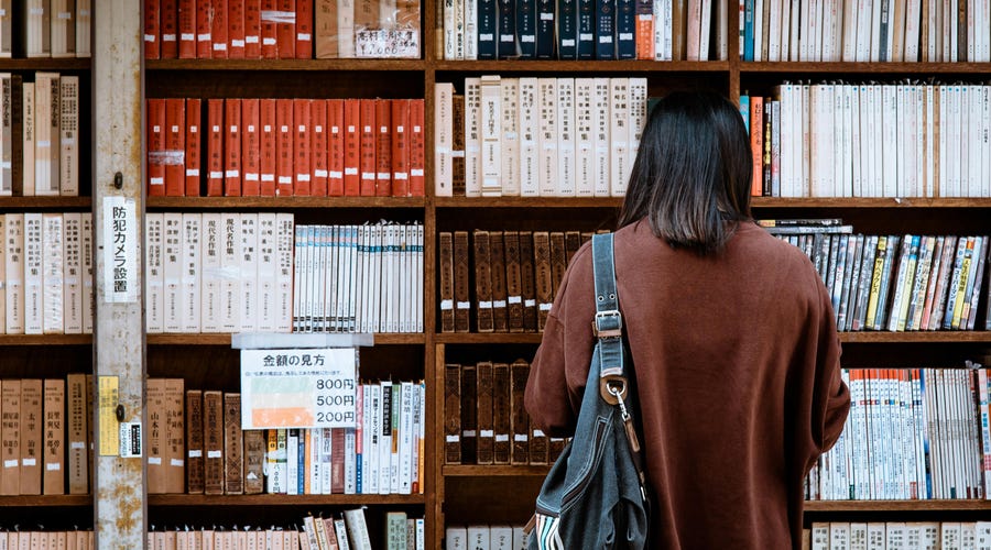 Chica en una librería para aprender sobre lingüística.