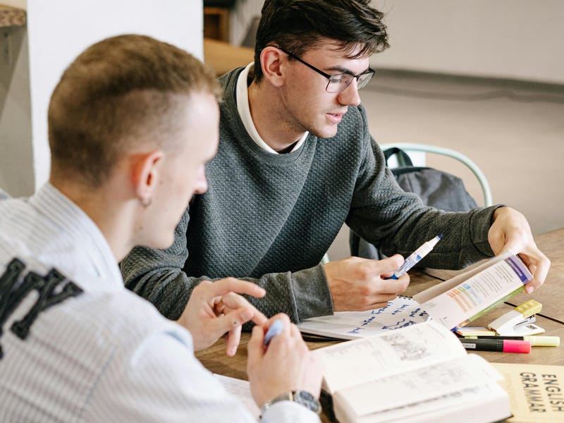 Estudiantes de Berlitz estudiando el tema de los perfect tenses en inglés.
