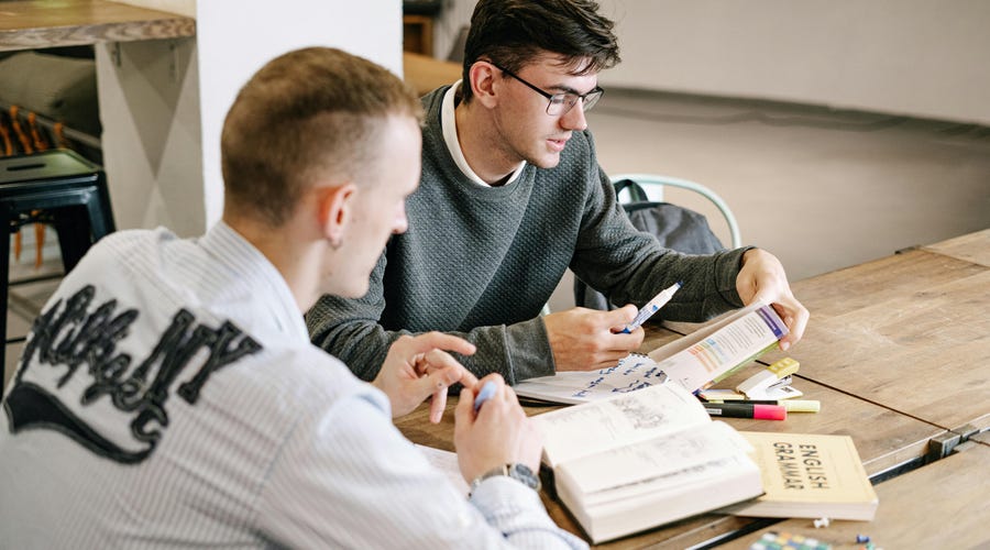 Estudiantes de Berlitz estudiando el tema de los perfect tenses en inglés.