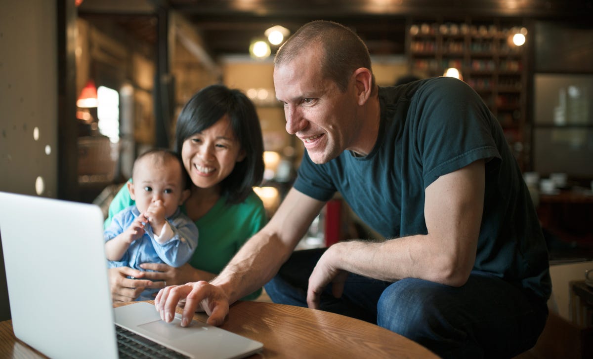 Hombre leyendo aprende chino online