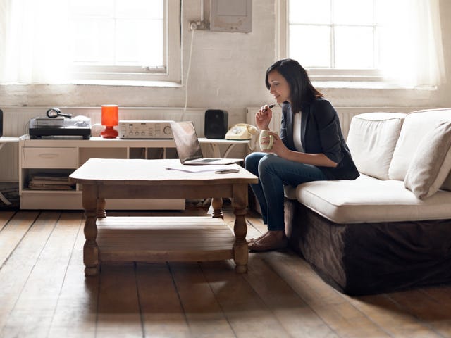 Mujer en cursos de inglés online