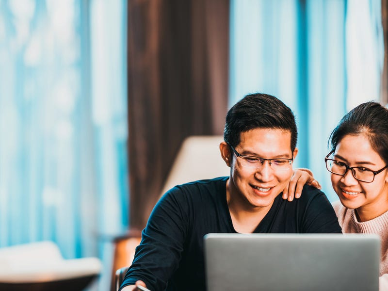Hombre preguntando ¿Cuál es la mejor forma de aprender un idioma online?
