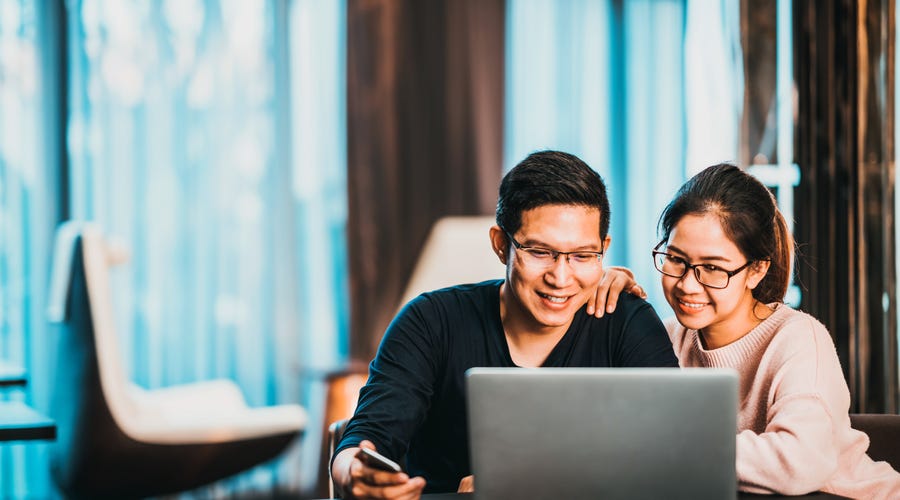 Hombre preguntando ¿Cuál es la mejor forma de aprender un idioma online?