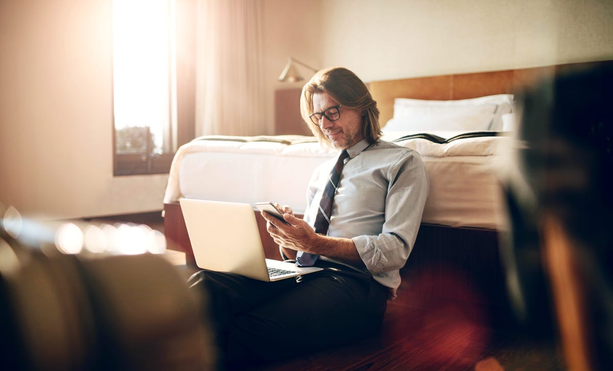 Hombre en clases particulares online de idiomas