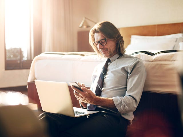 Hombre en clases particulares online de idiomas