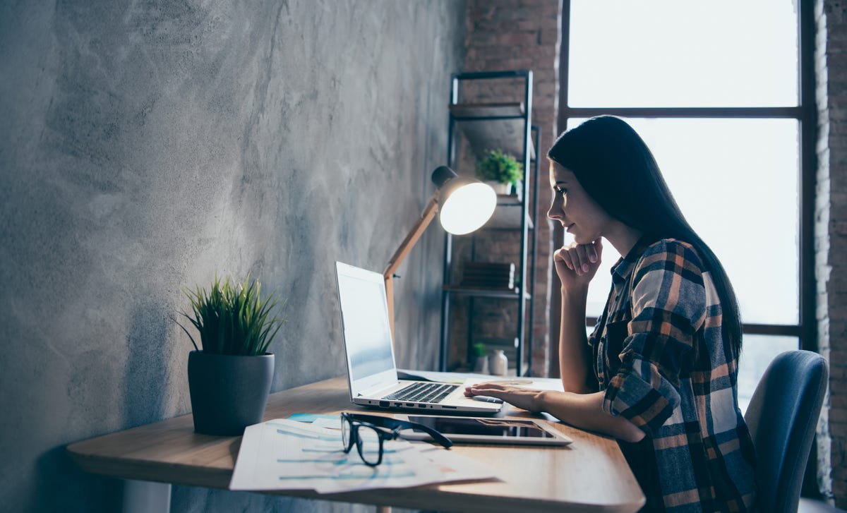 Mujer aprendiendo alemán básico