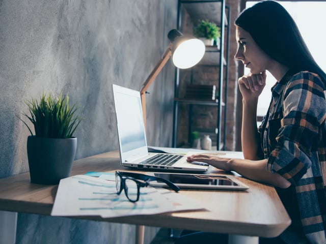 Mujer aprendiendo alemán básico