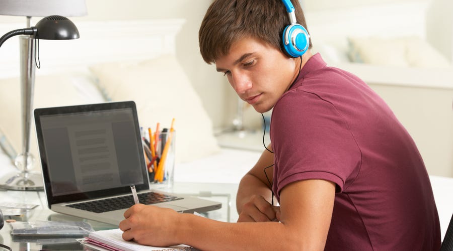 Hombre joven en cursos de inglés online