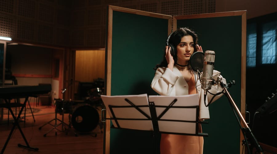 Actriz en un estudio haciendo doblajes.