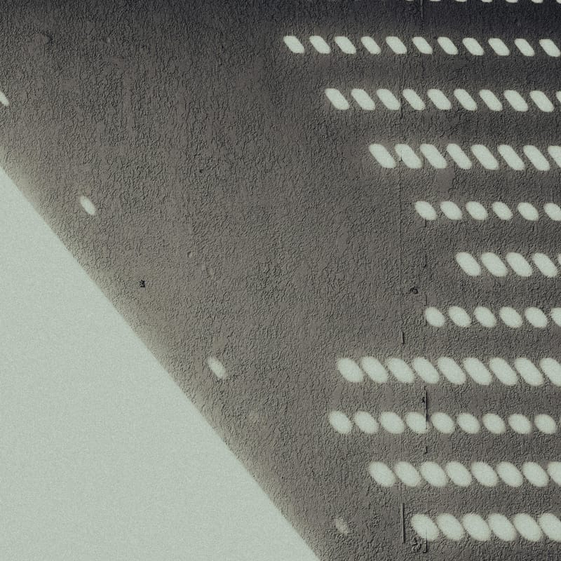 Código Morse representado por la luz en una pared.