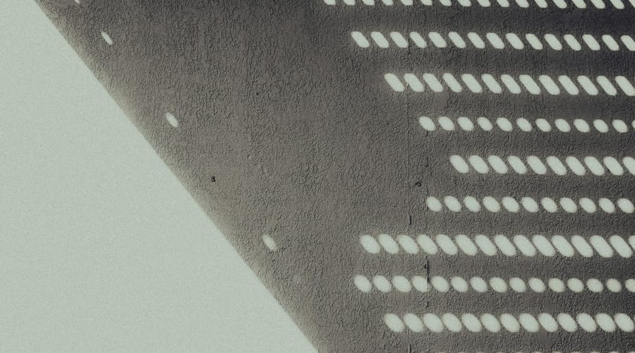 Código Morse representado por la luz en una pared.