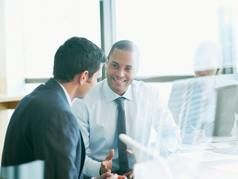 dos hombres hablando