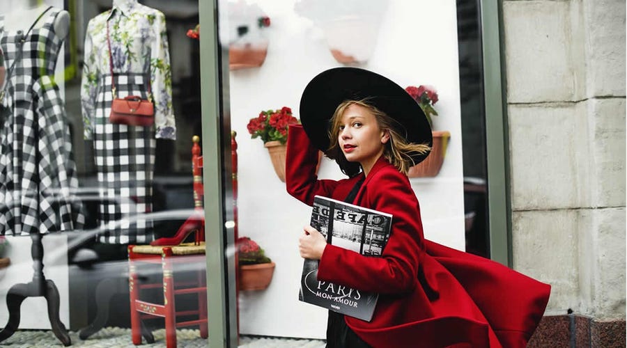 mujer a la moda haciendo compra de ropa en inglés