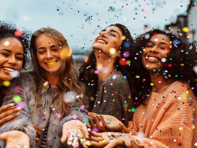 Amigos celebrando el año nuevo