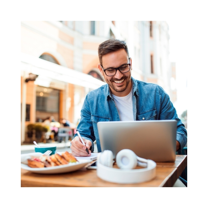 Hombre aprendiendo con Berlitz Flex