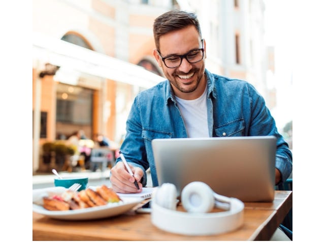 Hombre aprendiendo con Berlitz Flex