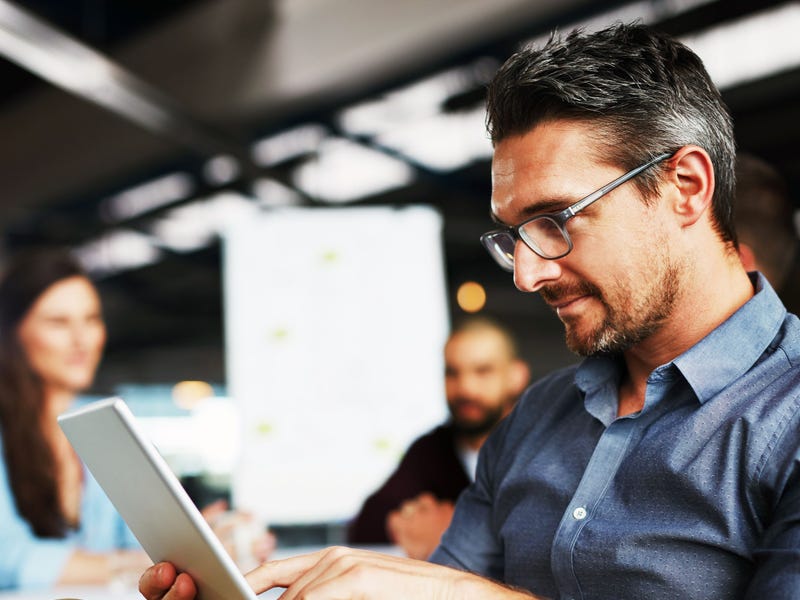 Hombre aprendiendo el idioma francés en un iPad