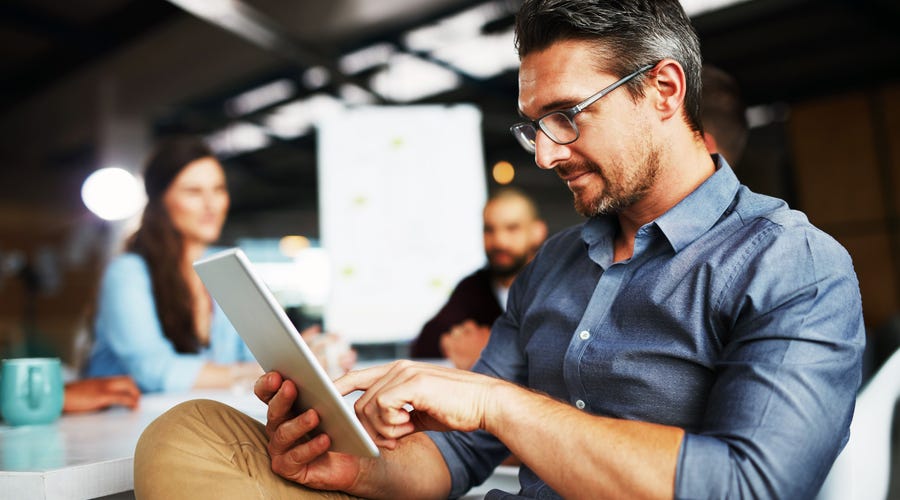 Hombre aprendiendo el idioma francés en un iPad