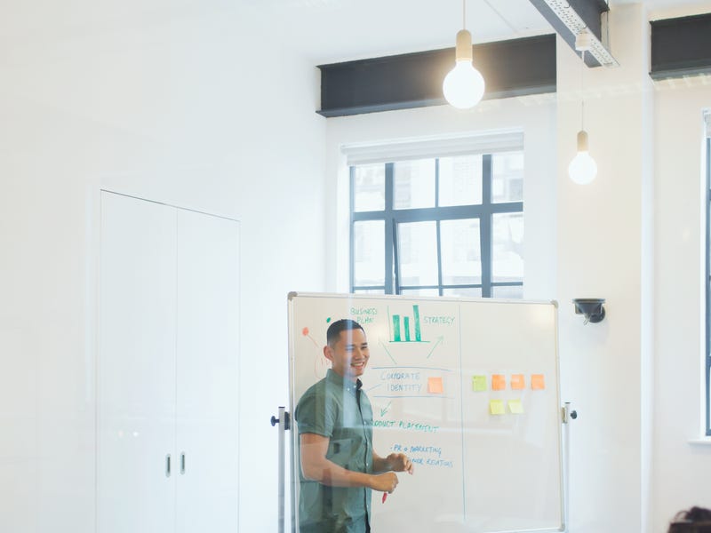 Persona explicando la importancia de estudiar inglés