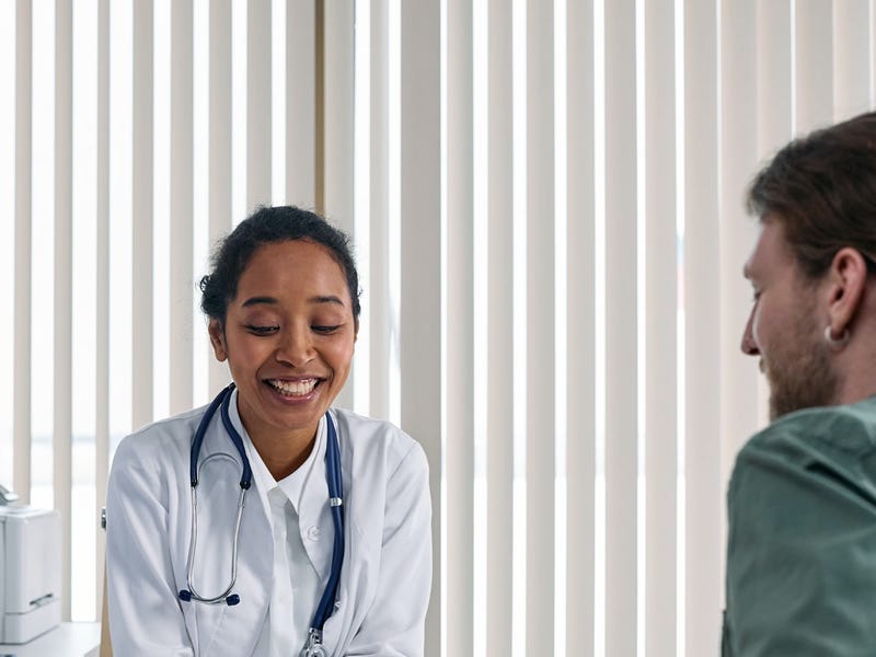 Paciente en consulta con un doctor en inglés