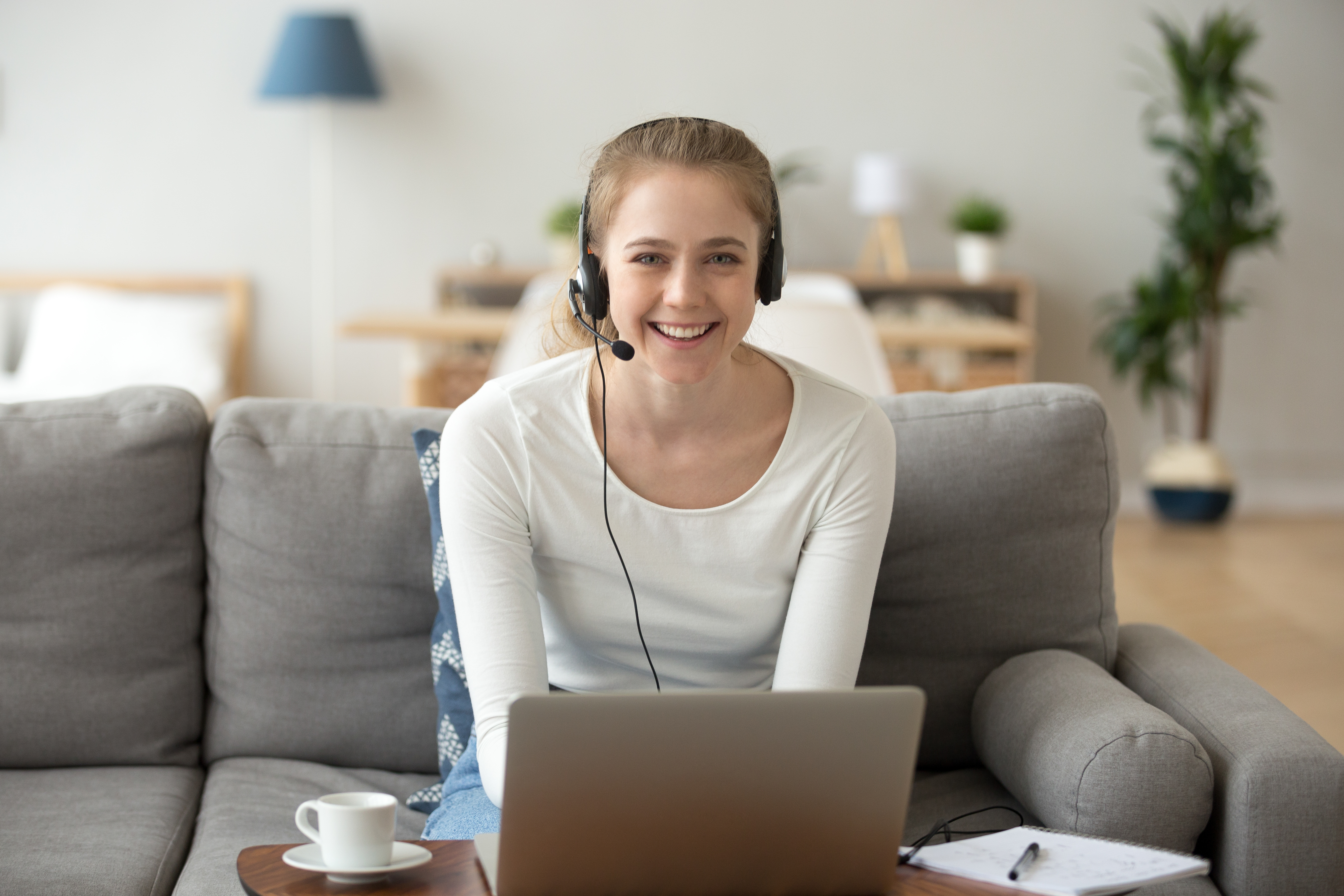 Mujer alegre haciendo home office, trabajando desde casa.