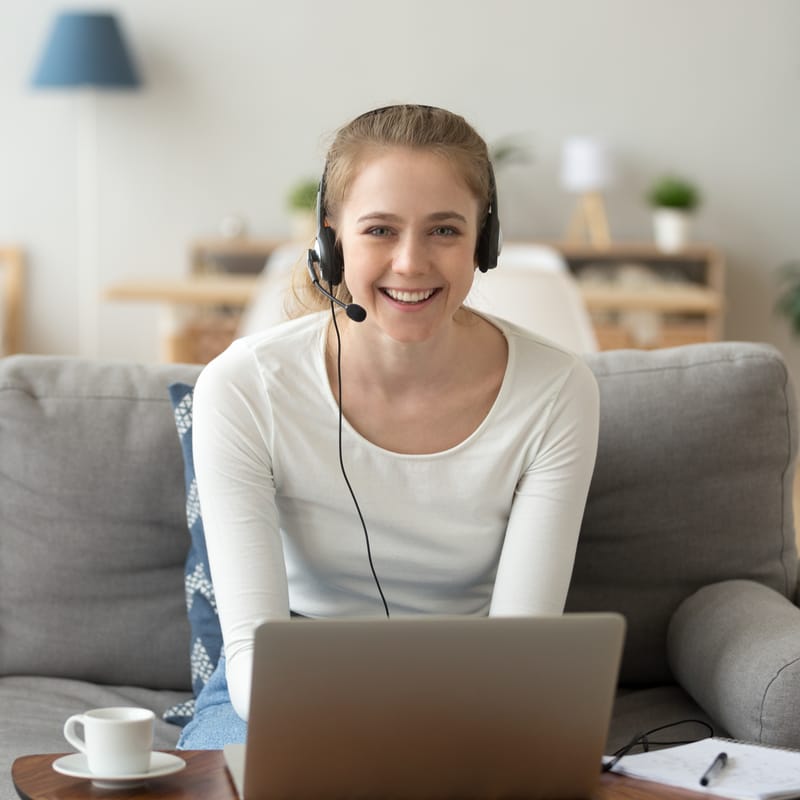 Mujer alegre haciendo home office, trabajando desde casa.